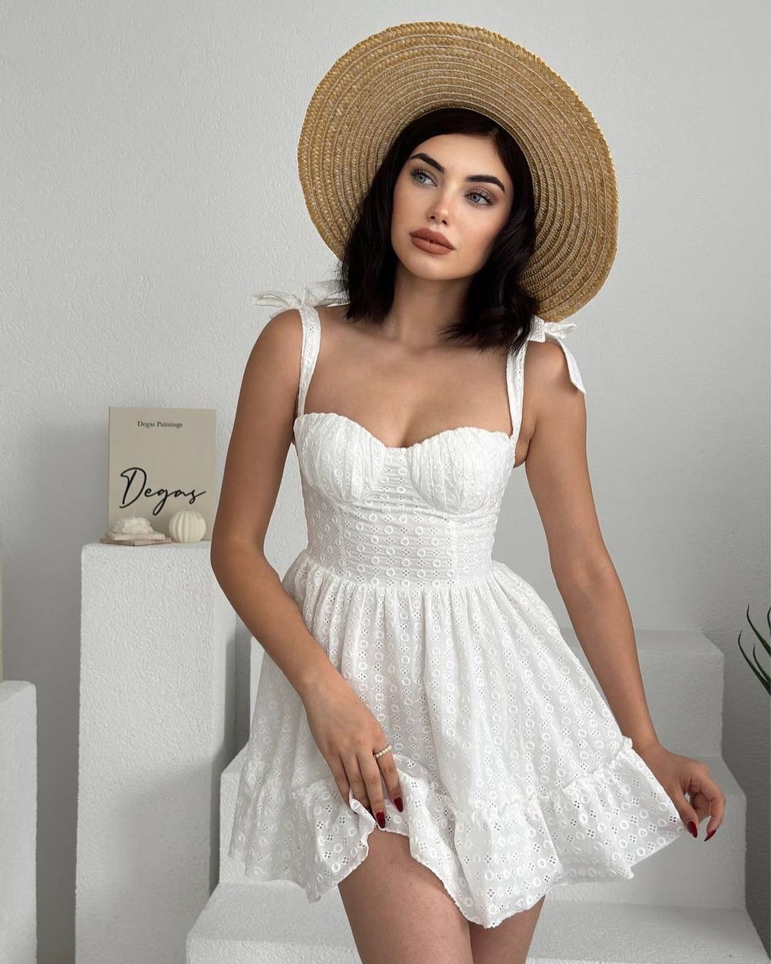 Robe blanche à épaules lacées et tissu festonné #1002