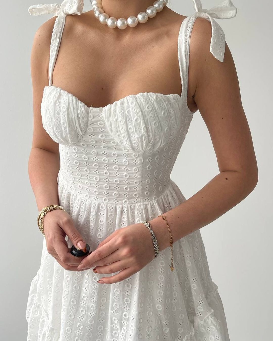 Robe blanche à épaules lacées et tissu festonné #1002